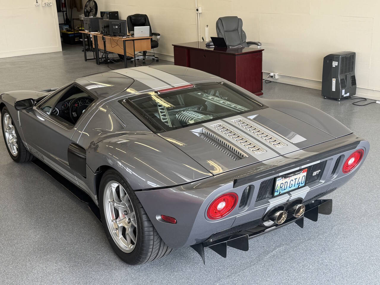 Used 2006 Ford GT RWD image 23