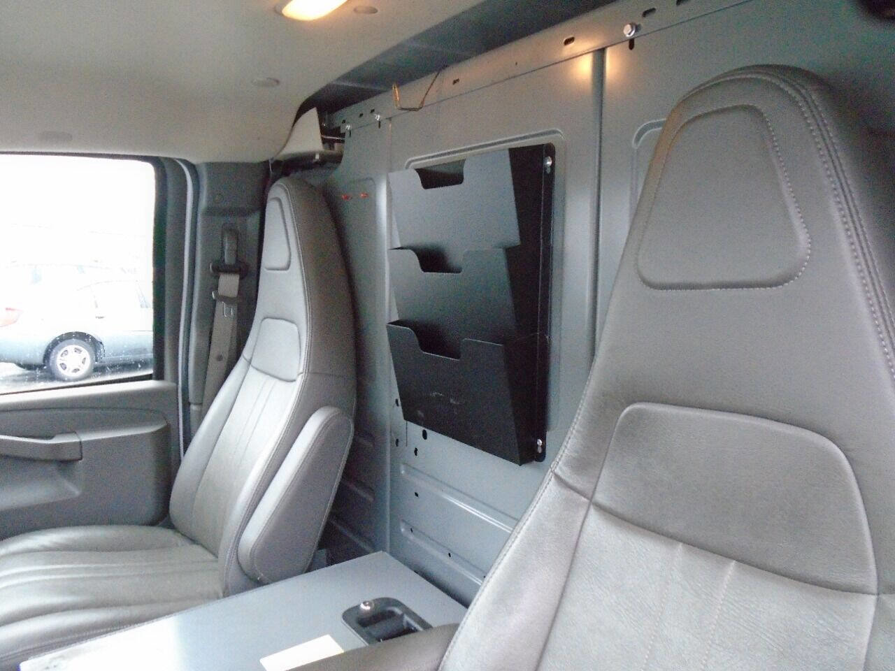 Used 2017 Chevrolet Express 3500 Extended image 9