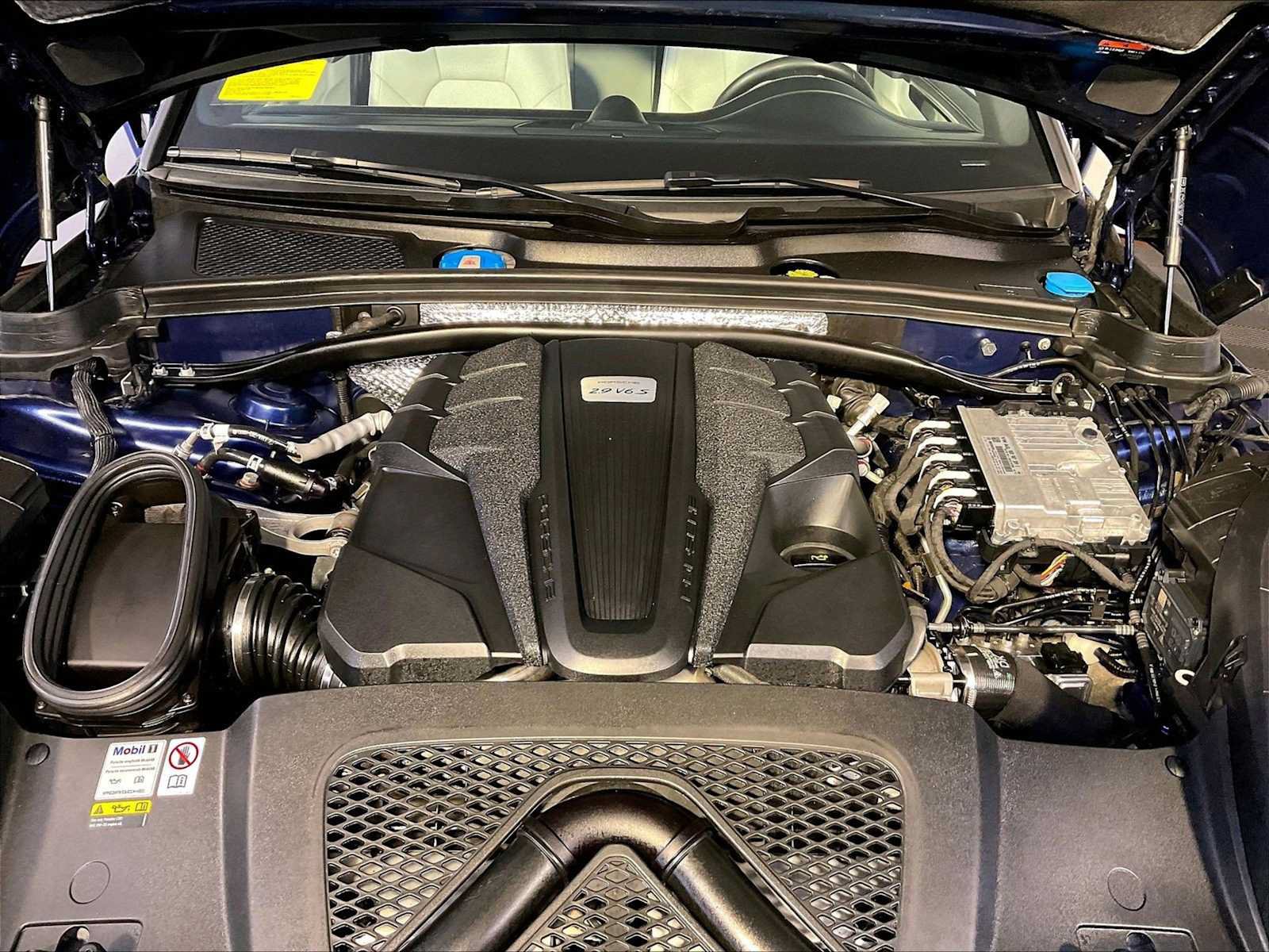 Certified 2023 Porsche Macan S AWD/4WD image 32
