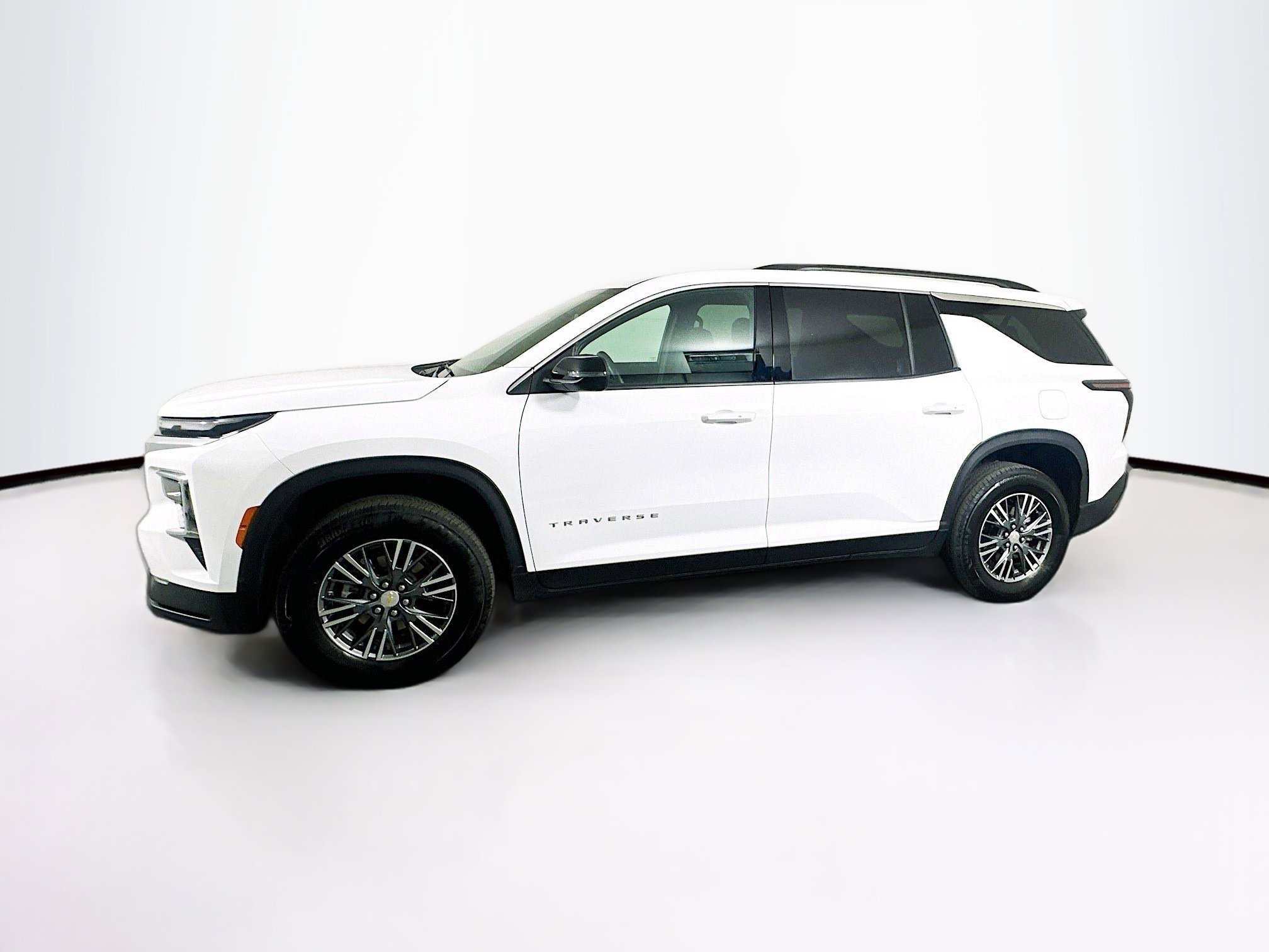 Used 2025 Chevrolet Traverse LT image 4