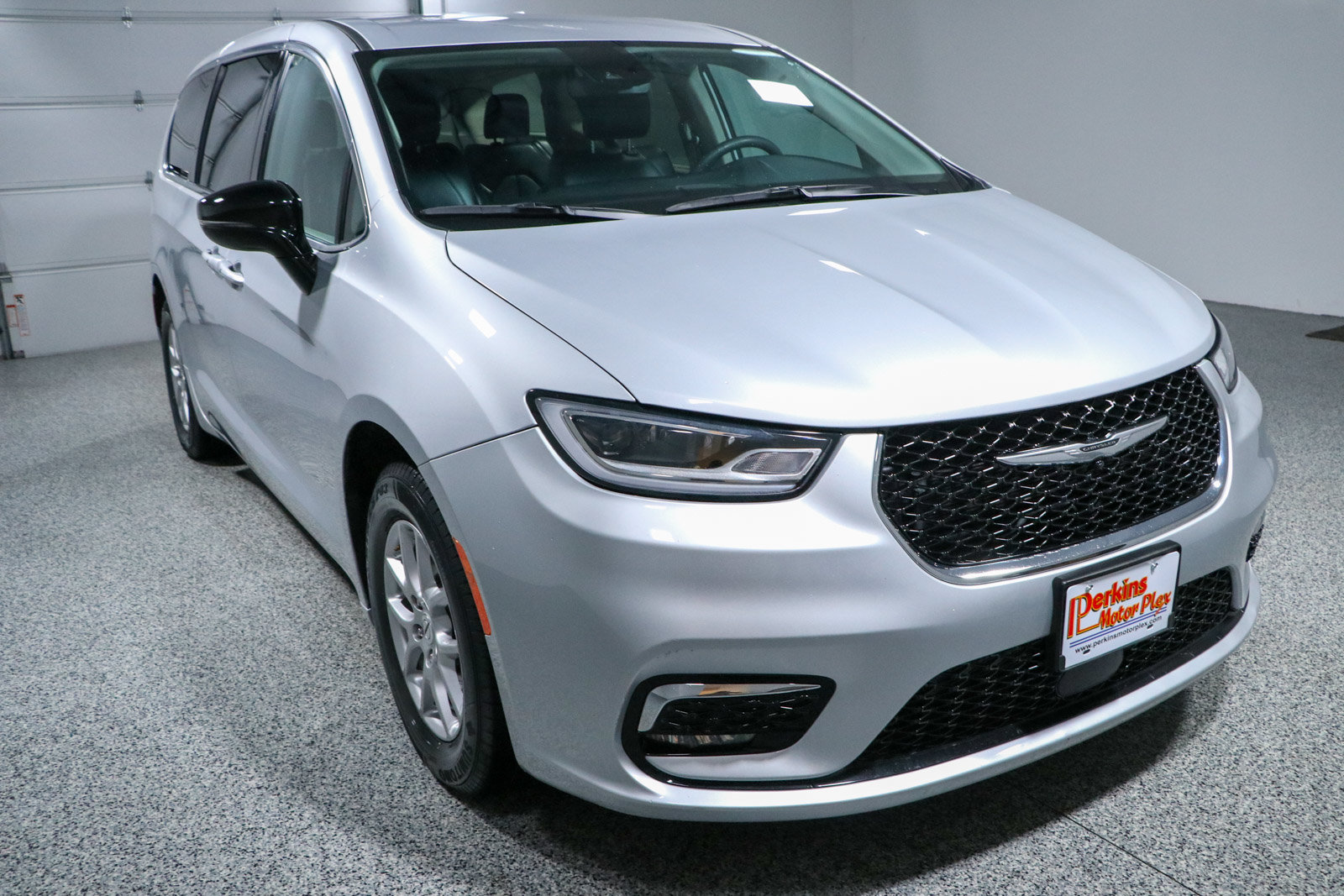 Used 2024 Chrysler Pacifica Touring-L FWD image 5