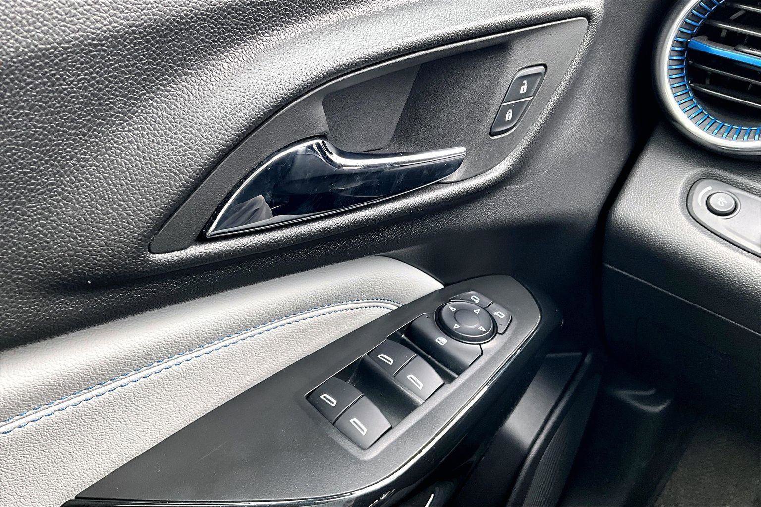 Used 2025 Chevrolet Trax LT FWD image 35