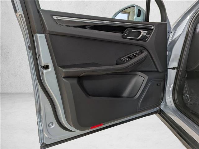 Certified 2025 Porsche Macan AWD/4WD image 14