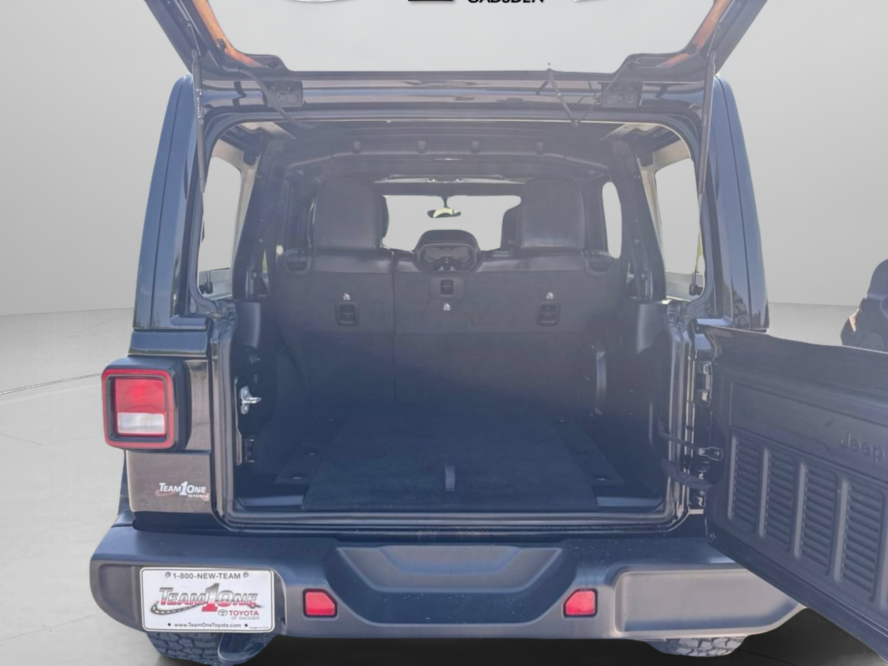Used 2023 Jeep Wrangler Unlimited Sahara AWD/4WD image 8