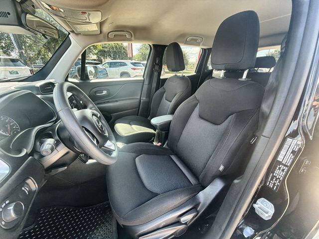 Used 2023 Jeep Renegade Latitude AWD/4WD image 18