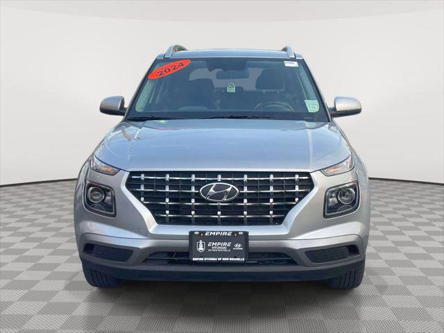 Certified 2024 Hyundai Venue SEL FWD image 2
