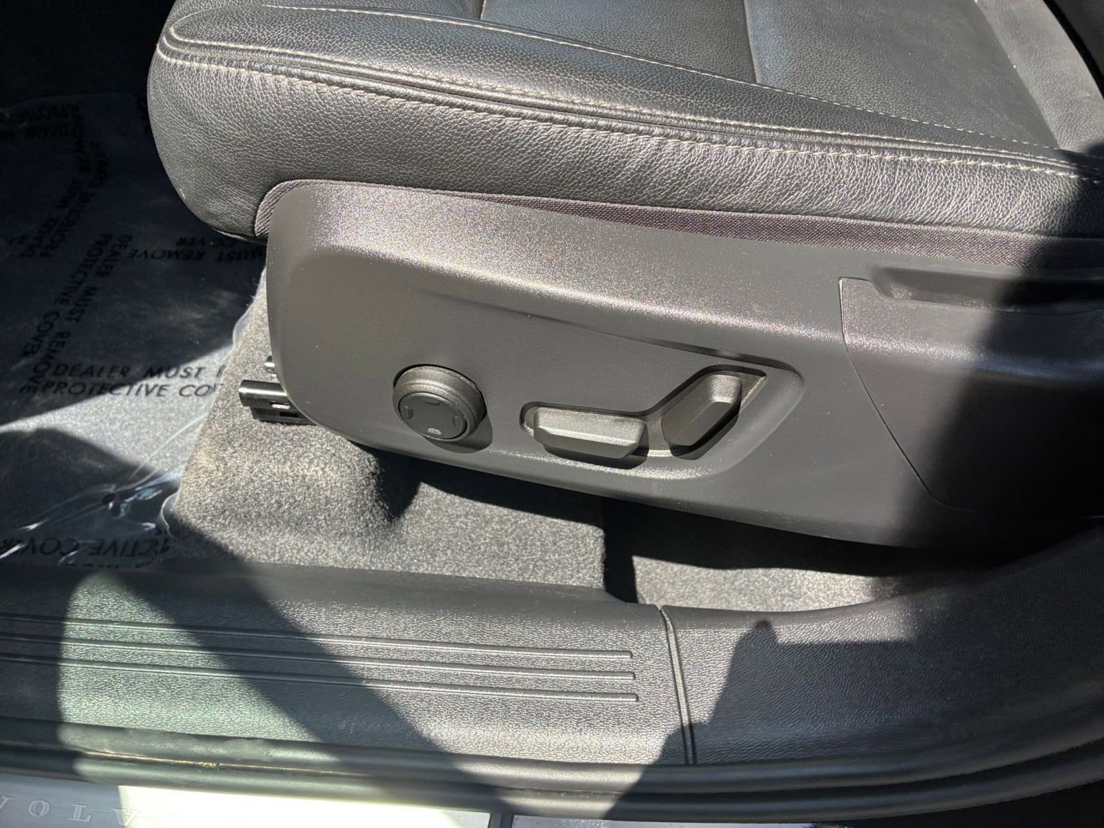 Used 2024 Volvo XC40 B5 Core image 23