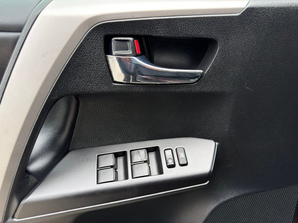 Used 2018 Toyota RAV4 XLE AWD/4WD image 12