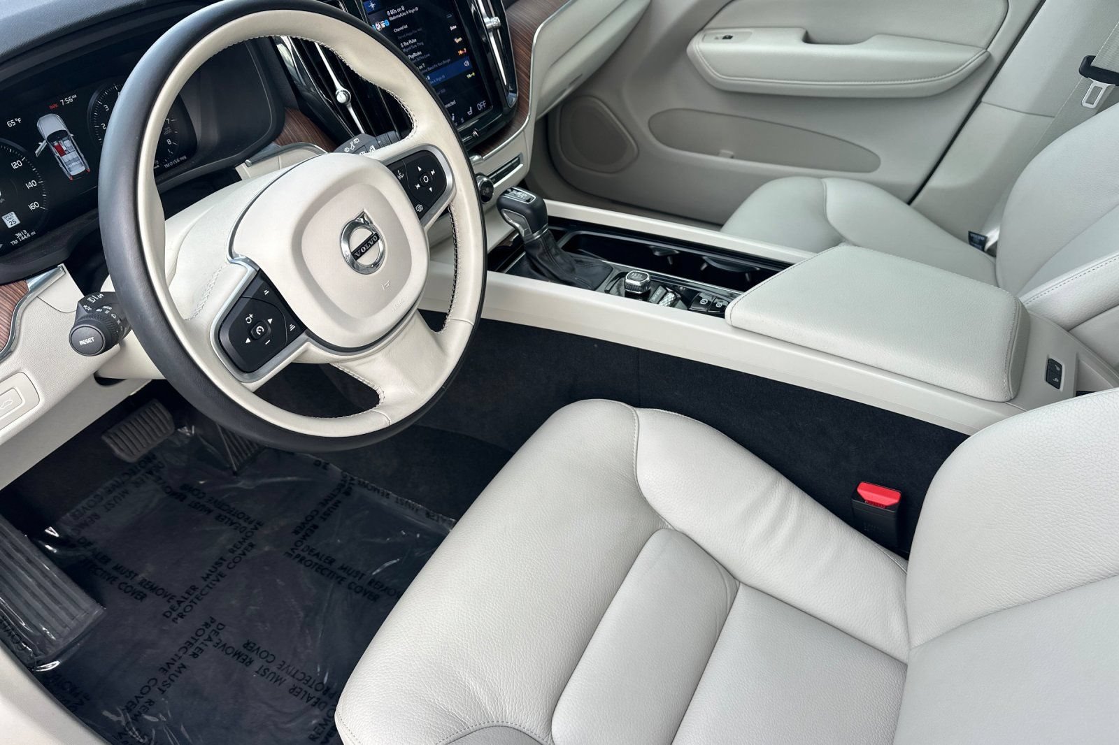 Used 2021 Volvo XC60 T6 Momentum w/ Premium Package AWD/4WD image 13