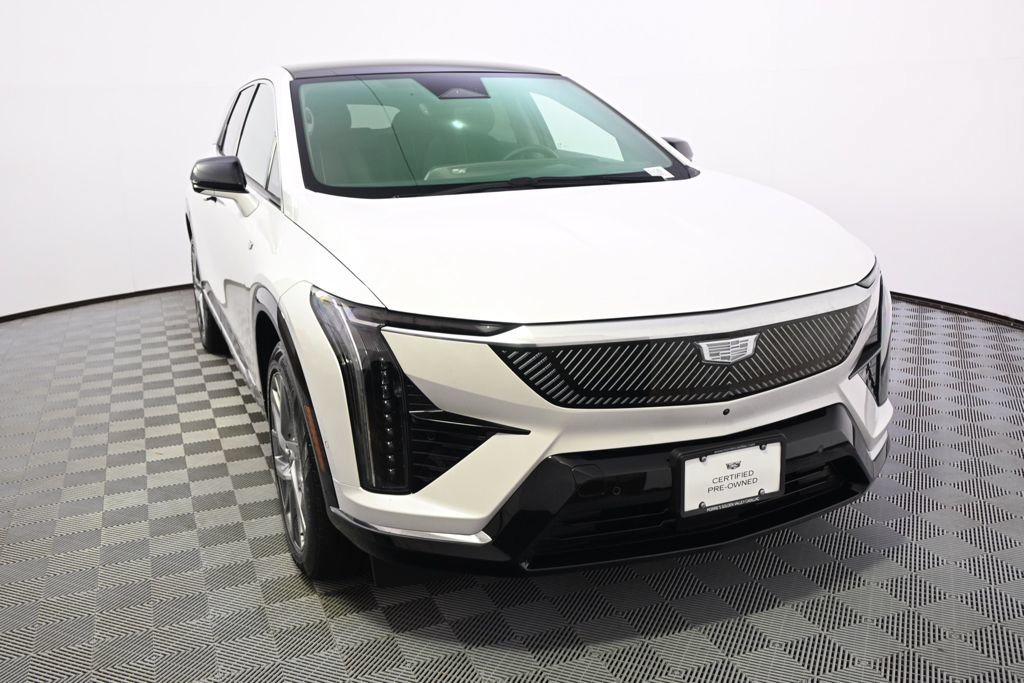 Certified 2025 Cadillac Optiq Luxury 2 w/ LPO, Floor Liner Package AWD/4WD image 9