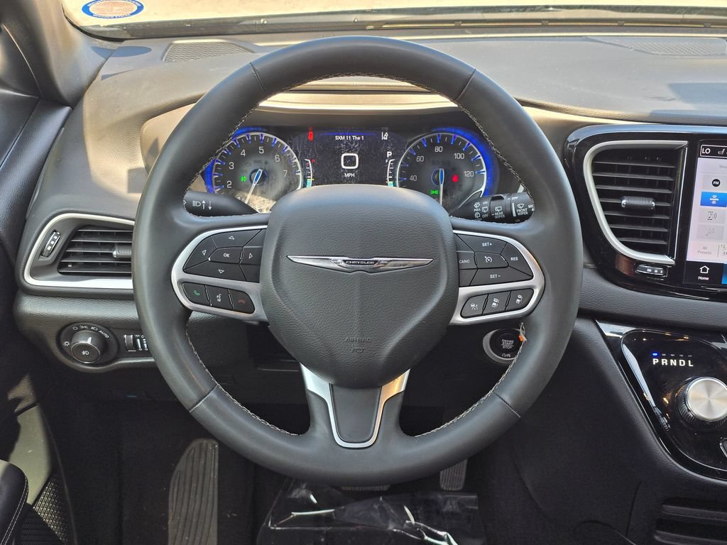 Used 2025 Chrysler Pacifica Select FWD image 7