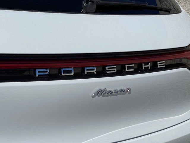 Certified 2025 Porsche Macan AWD/4WD image 33