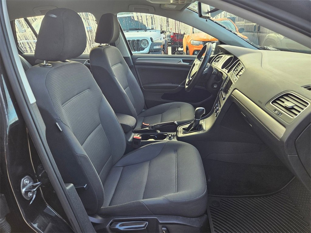 Used 2017 Volkswagen Golf 4-Door image 18