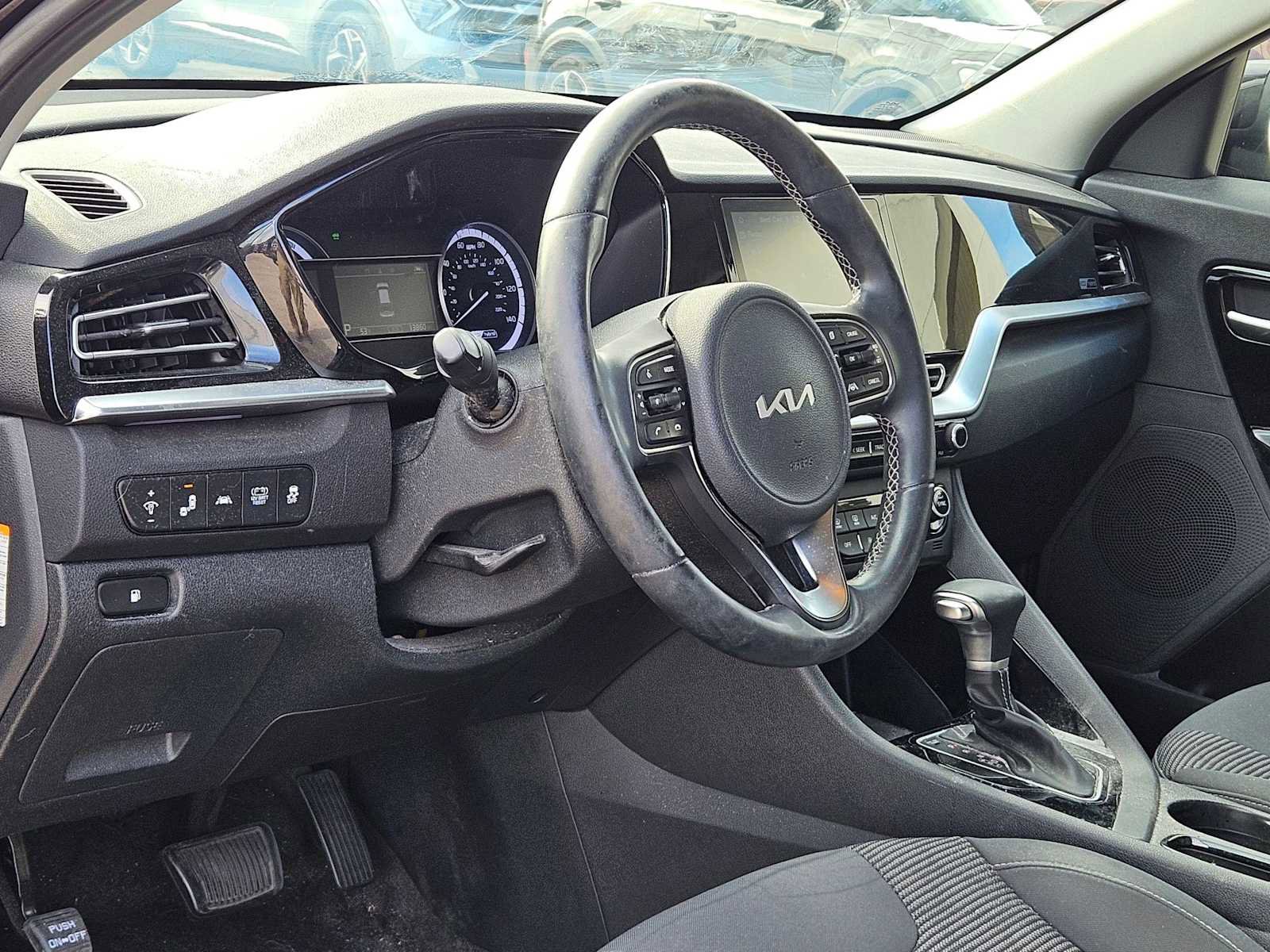 Certified 2022 Kia Niro LXS image 2