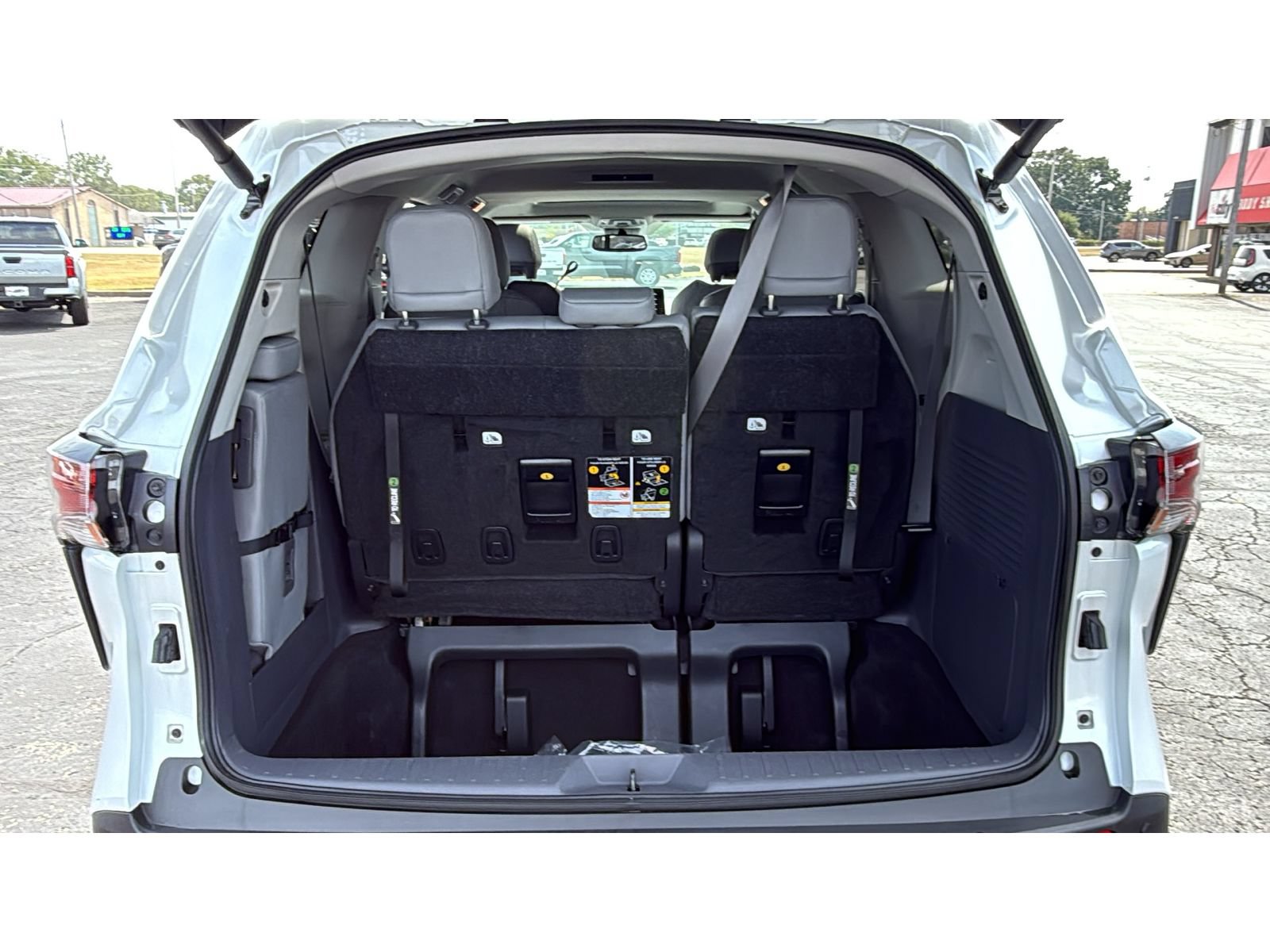 Certified 2024 Toyota Sienna XLE FWD image 7