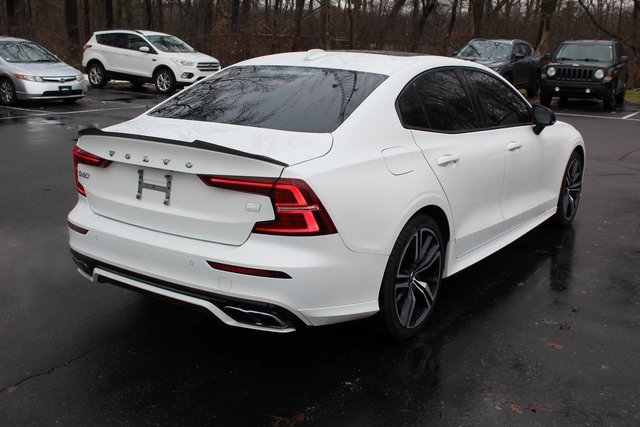 Certified 2022 Volvo S60 T8 R-Design image 3