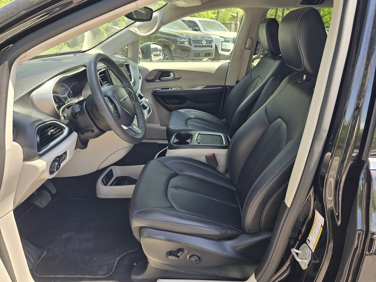 Used 2024 Chrysler Pacifica Touring-L FWD image 12