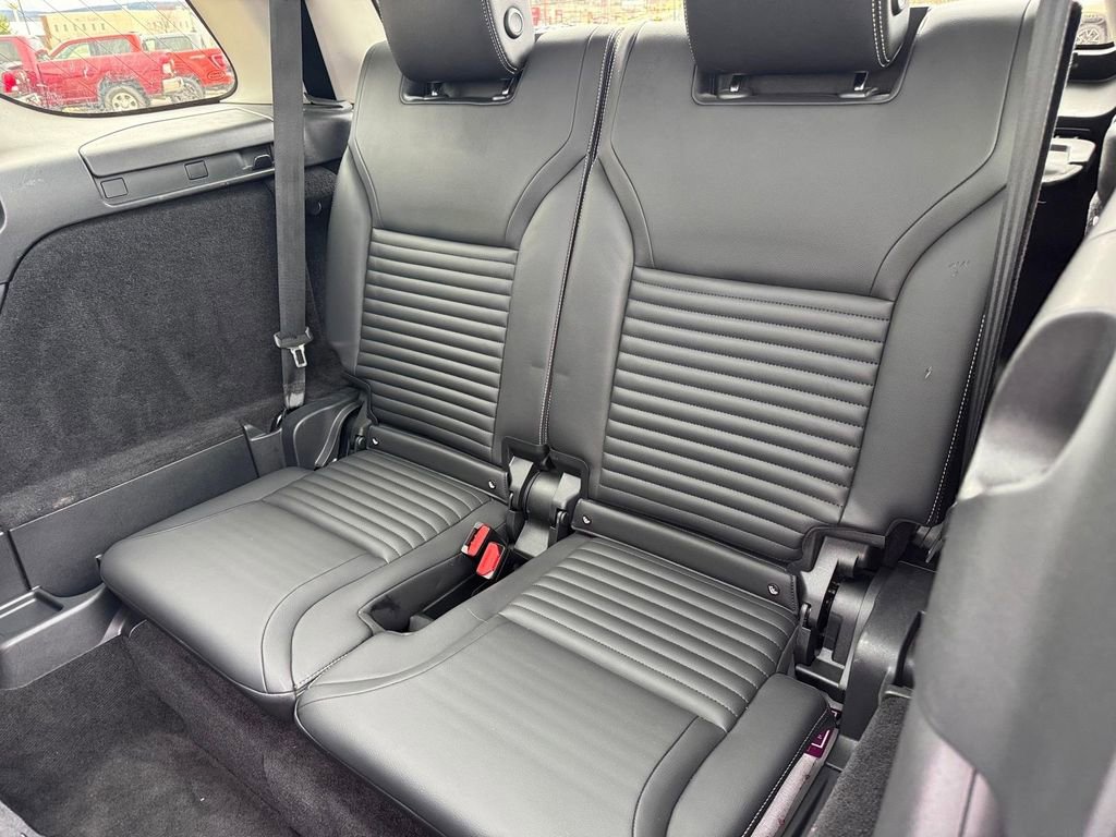 Used 2024 Land Rover Discovery S AWD/4WD image 12