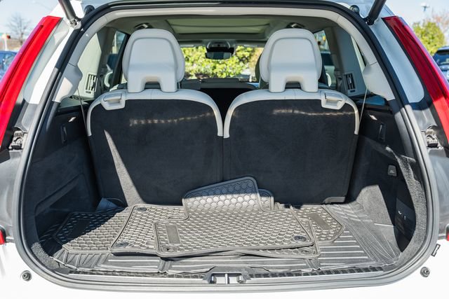 Certified 2022 Volvo XC90 T6 Momentum w/ Climate Package image 10