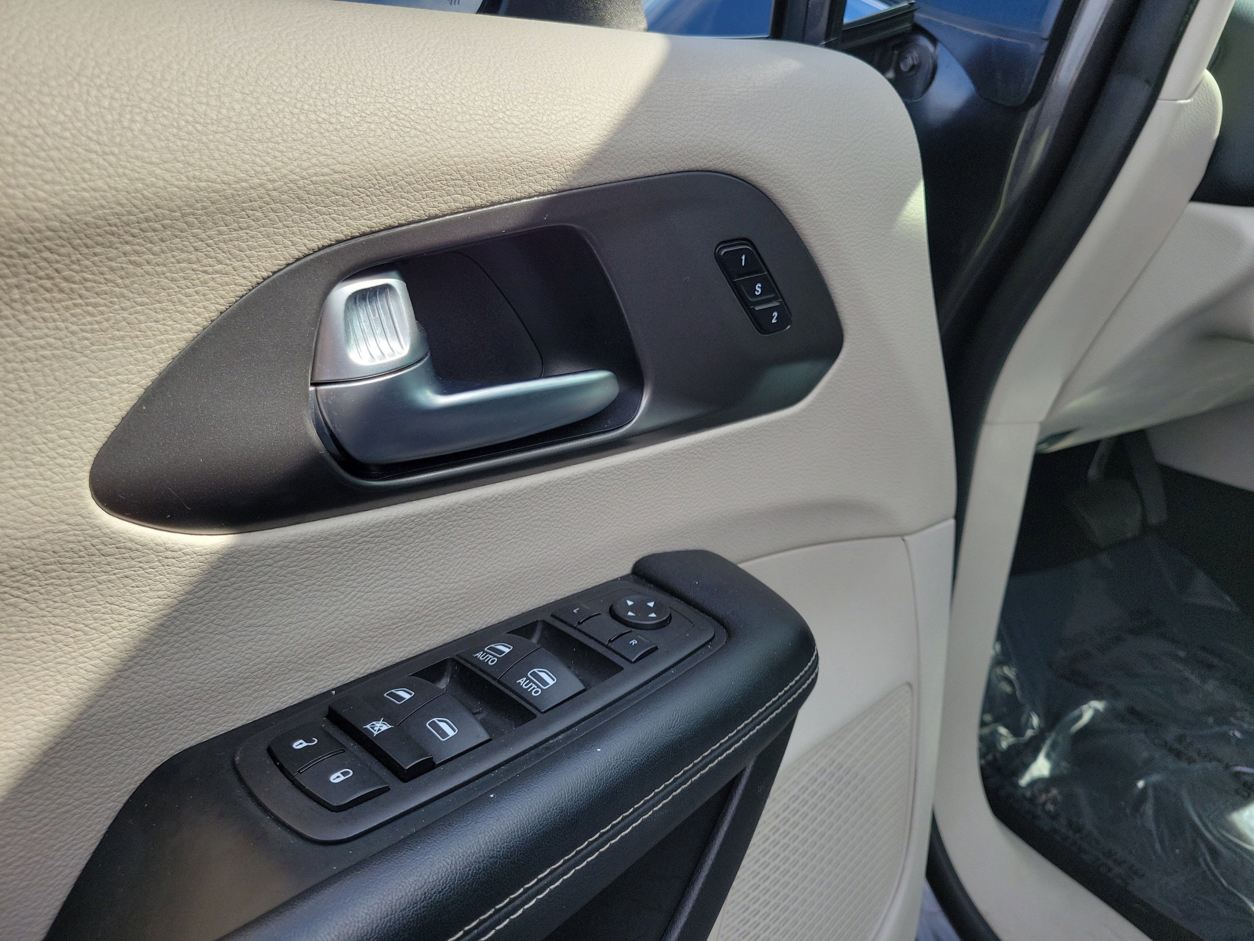 Used 2023 Chrysler Pacifica Touring-L image 18