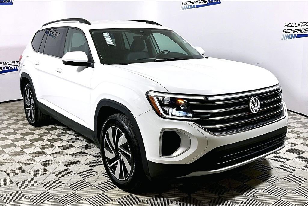 Used 2025 Volkswagen Atlas SE image 3