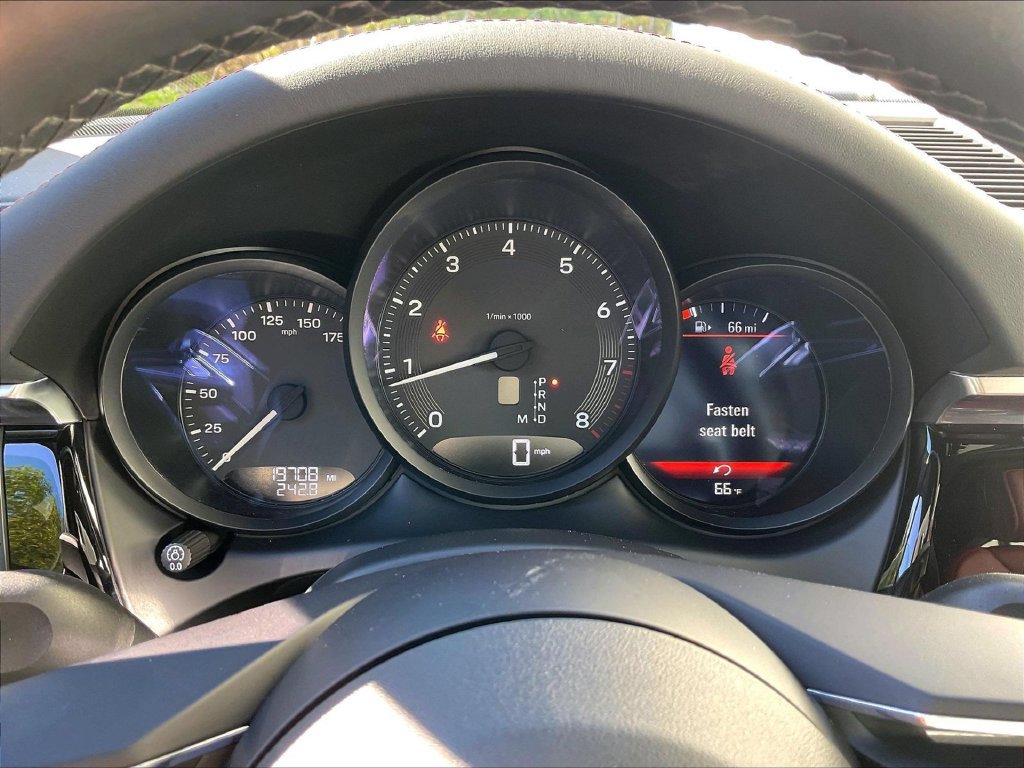 Certified 2023 Porsche Macan AWD/4WD image 25