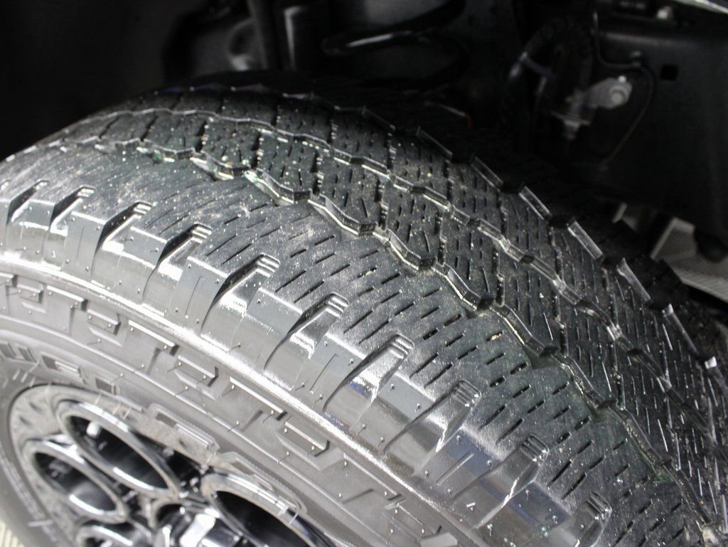 Used 2025 Ford F350 Lariat w/ Black Appearance Package image 7