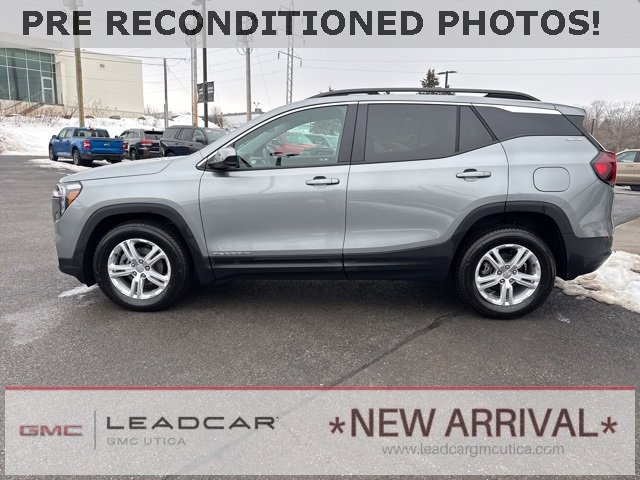 Used 2024 GMC Terrain SLE w/ Driver Convenience Package image 2