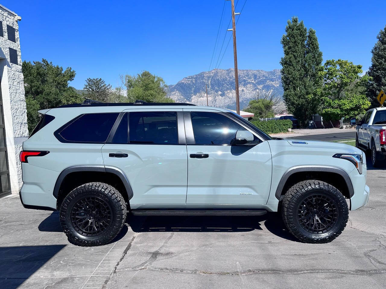 Used 2025 Toyota Sequoia Limited AWD/4WD image 4