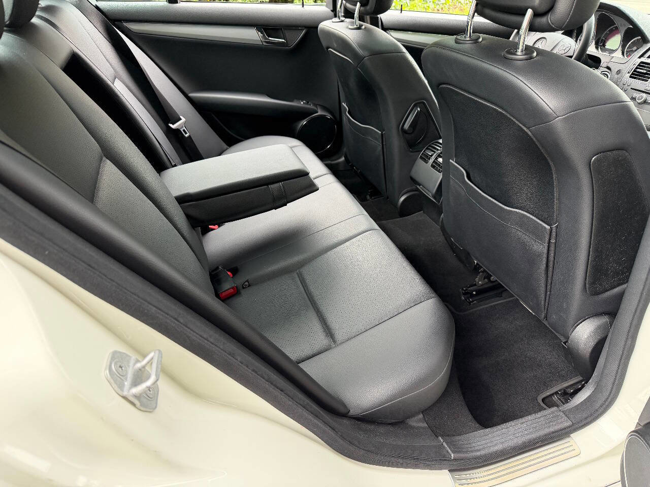 Used 2010 Mercedes-Benz C 300 Sedan image 22