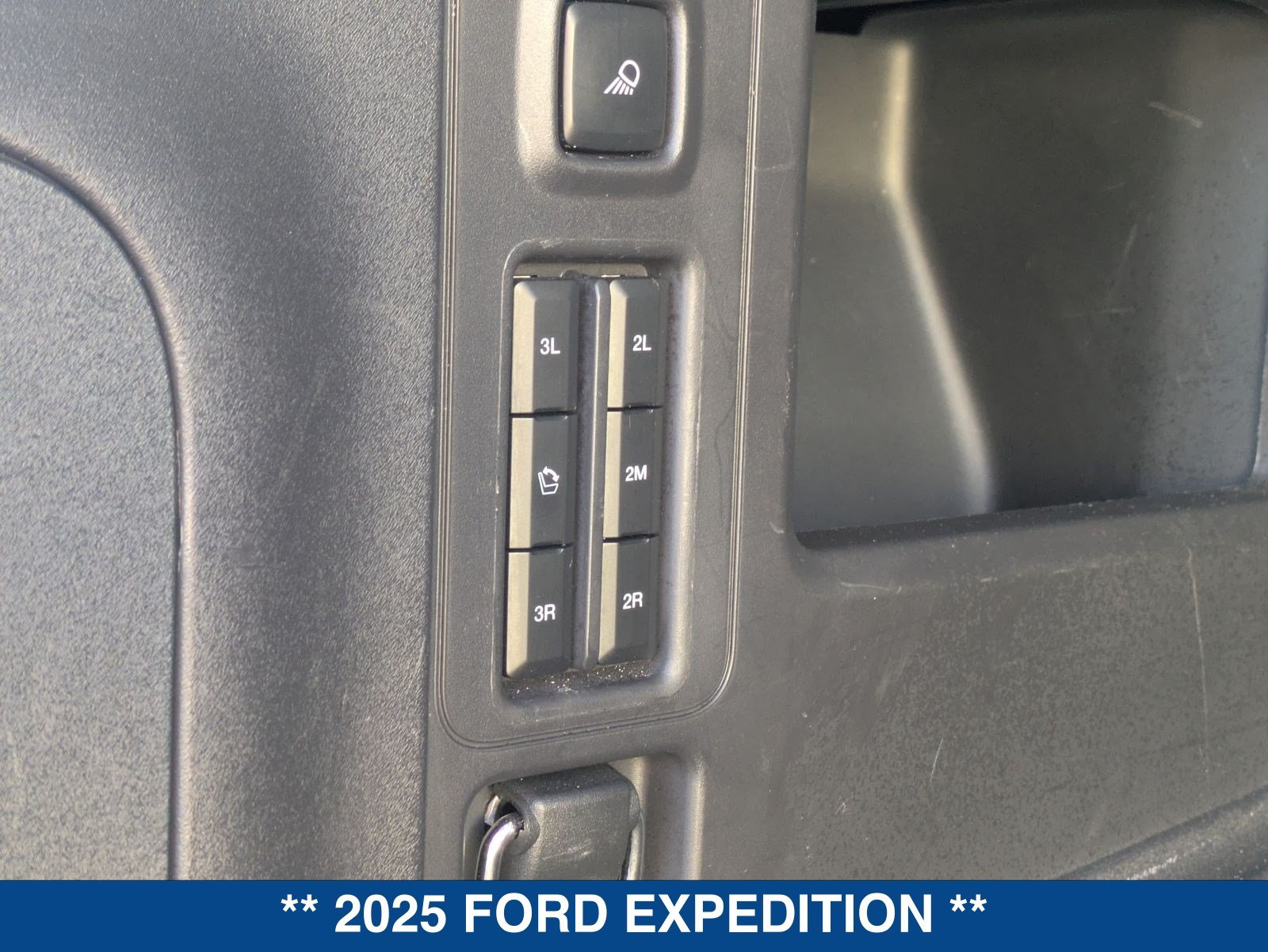 Used 2025 Ford Expedition Active AWD/4WD image 15
