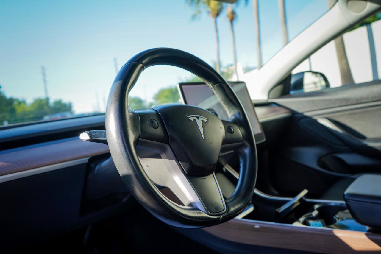 Used 2019 Tesla Model 3 Mid Range image 9