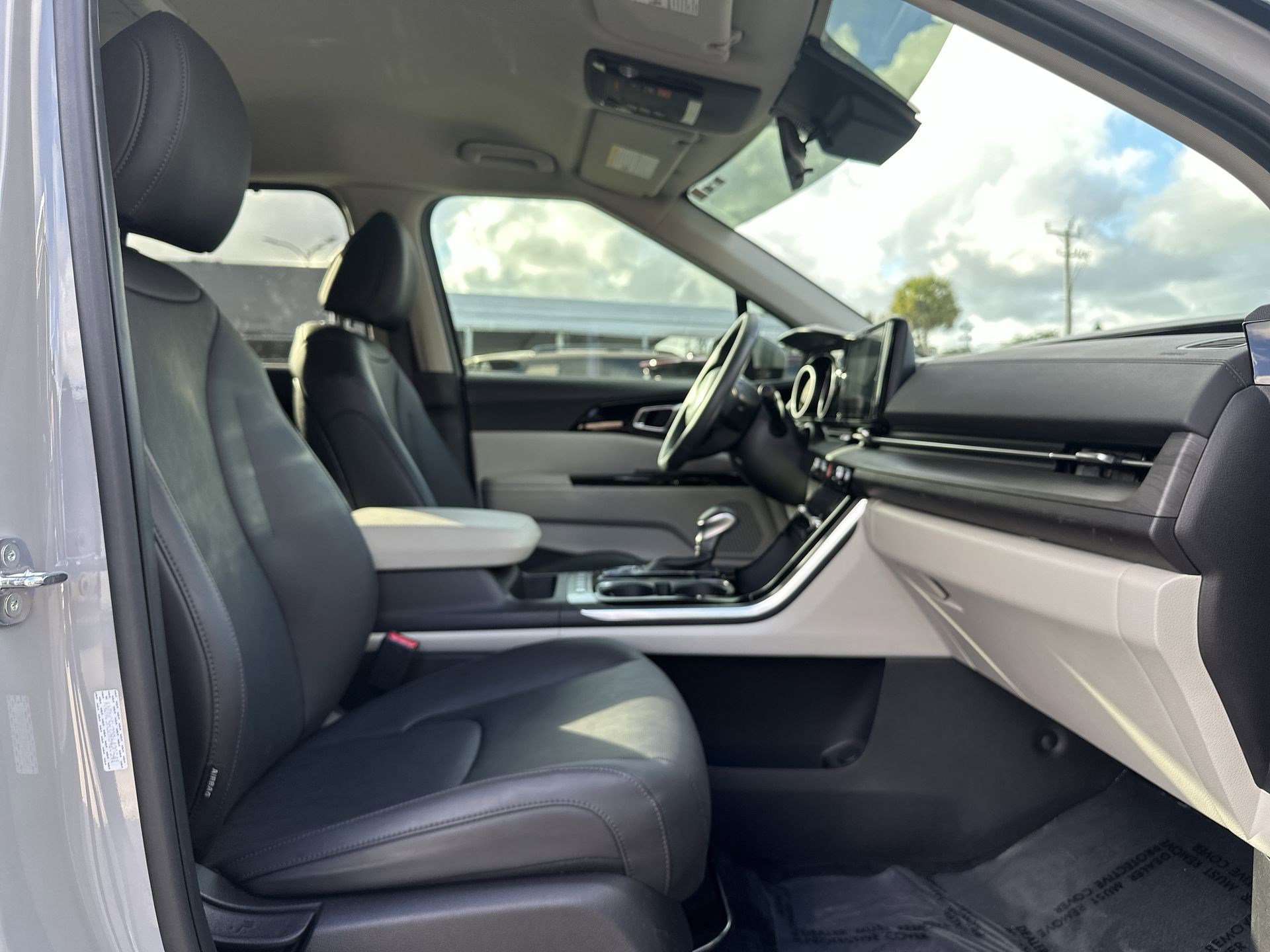 Used 2024 Kia Carnival EX image 25