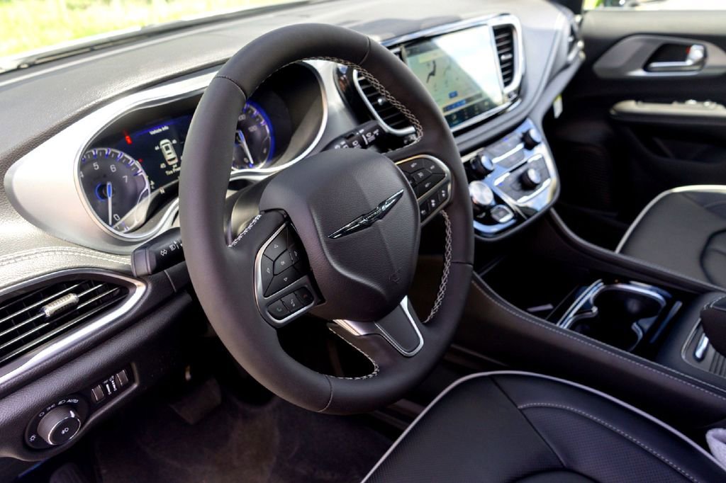 New 2026 Chrysler Pacifica Limited FWD image 9