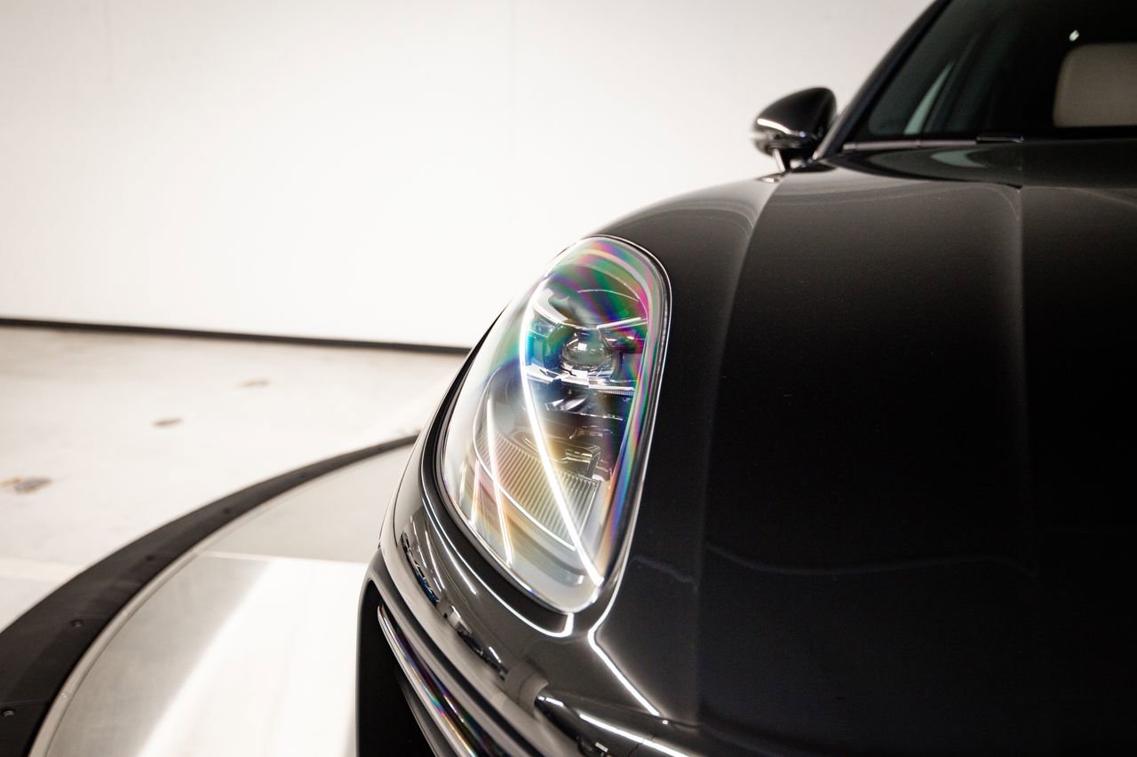 Certified 2025 Porsche Macan AWD/4WD image 12