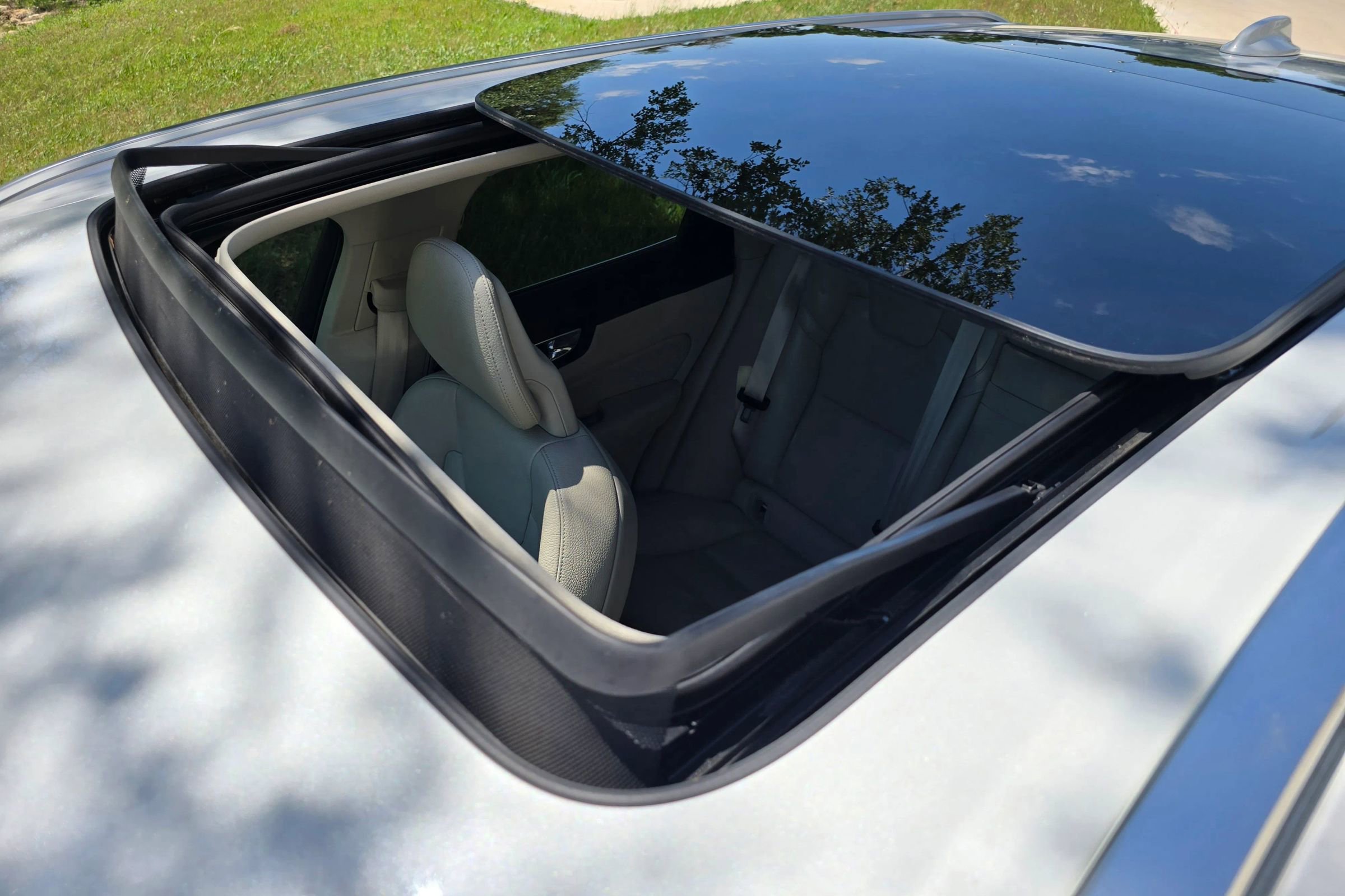 Used 2018 Volvo XC60 T6 Momentum w/ Vision Package AWD/4WD image 41