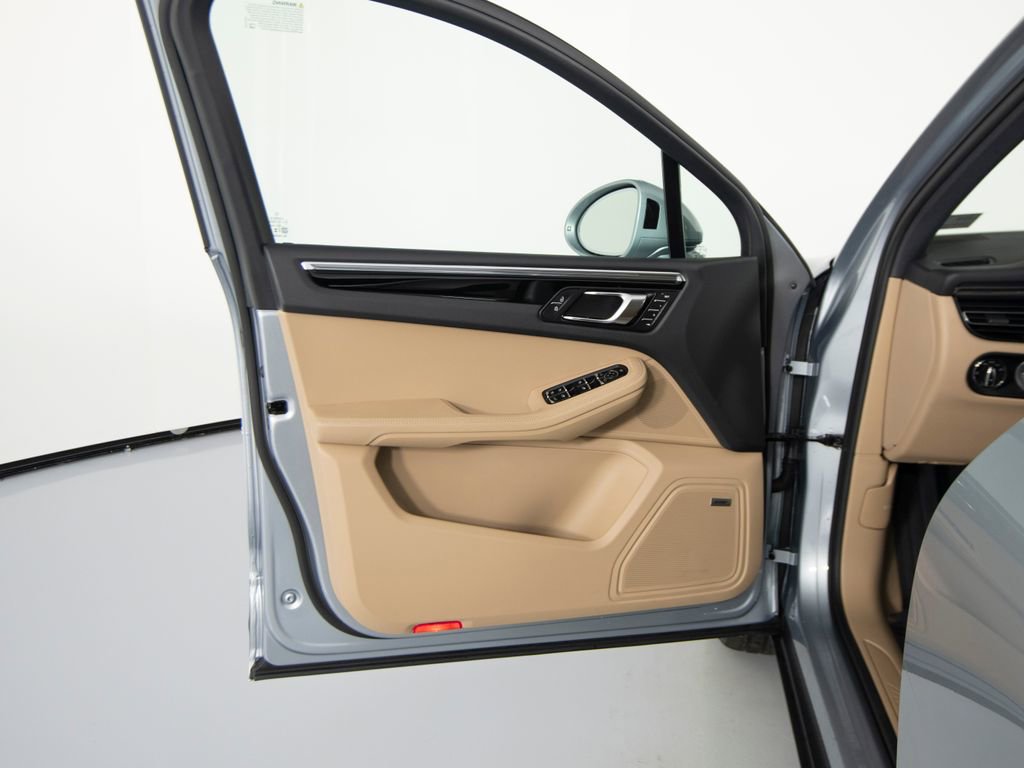 Certified 2025 Porsche Macan image 17