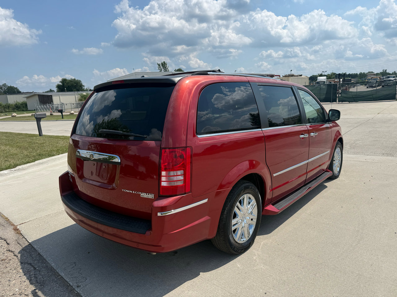 Used 2009 Chrysler Town & Country Limited w/ Entertainment Group #3 image 3