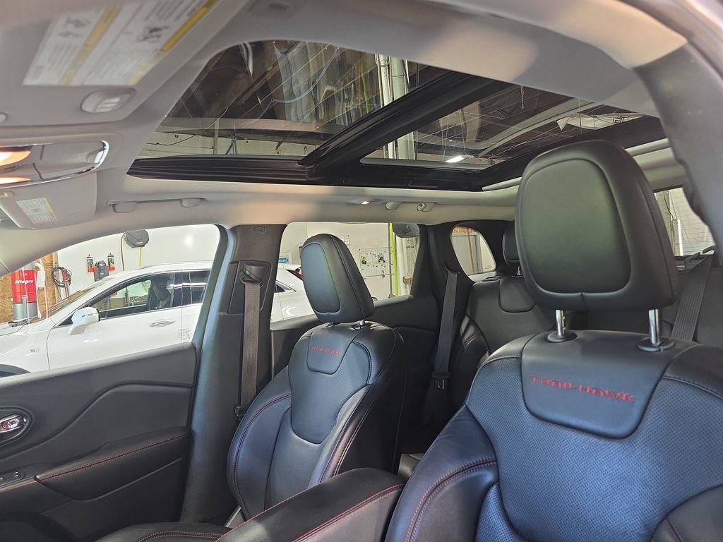Used 2019 Jeep Cherokee Trailhawk AWD/4WD image 30