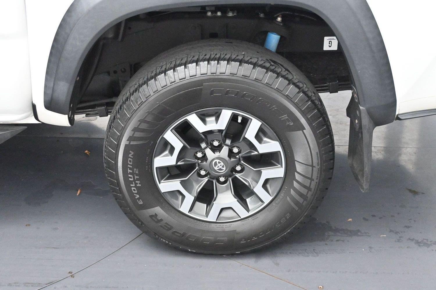 Used 2018 Toyota Tacoma TRD Off-Road AWD/4WD image 30