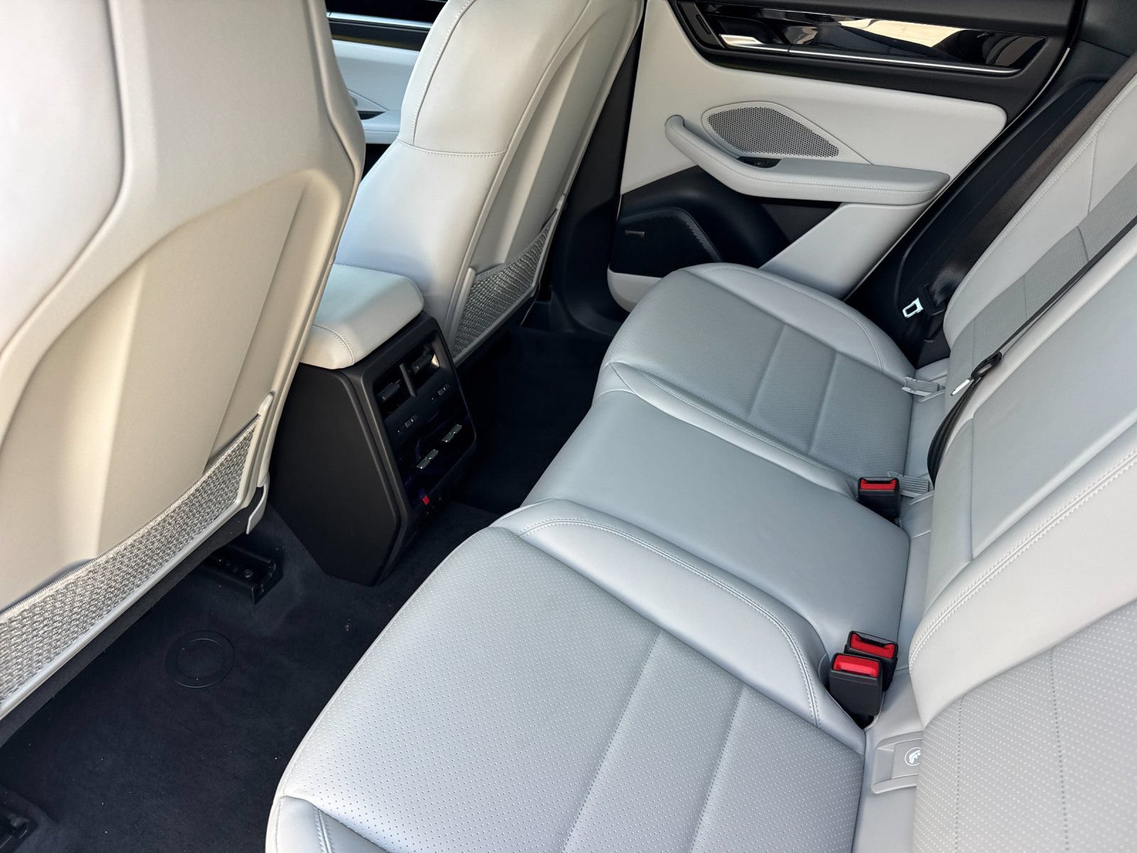 New 2026 Porsche Macan 4 Electric AWD/4WD image 13