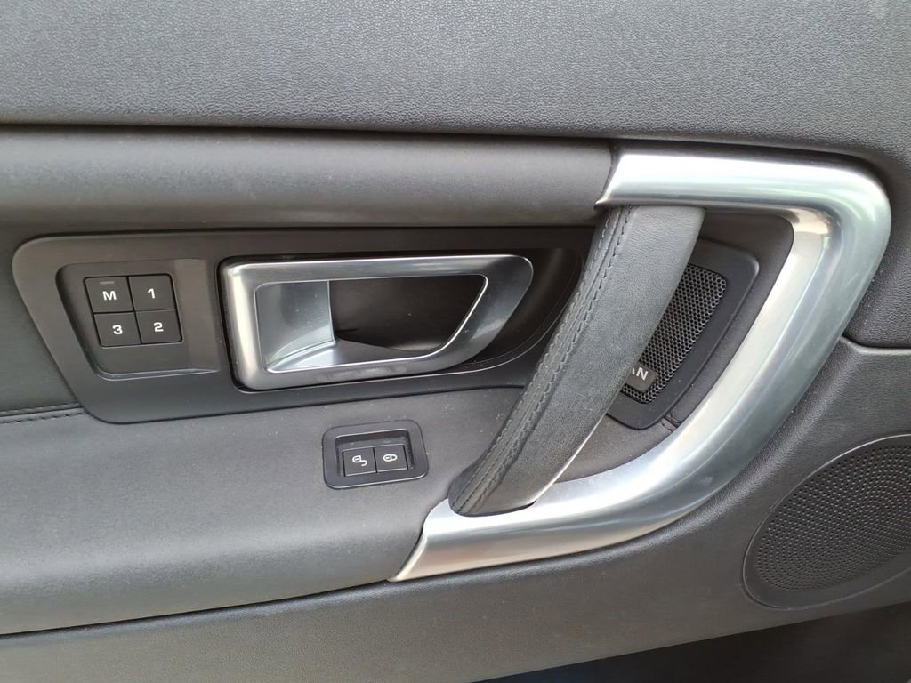 Used 2018 Land Rover Discovery Sport HSE image 11
