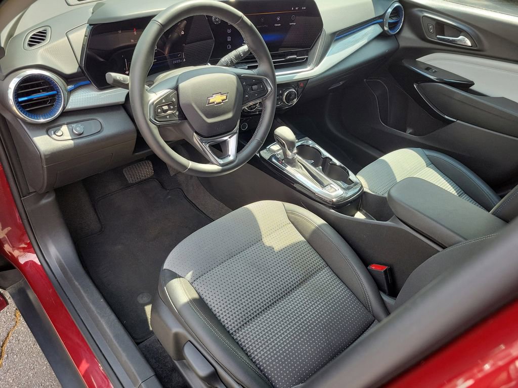 Used 2025 Chevrolet Trax LT w/ LT Convenience Package FWD image 19