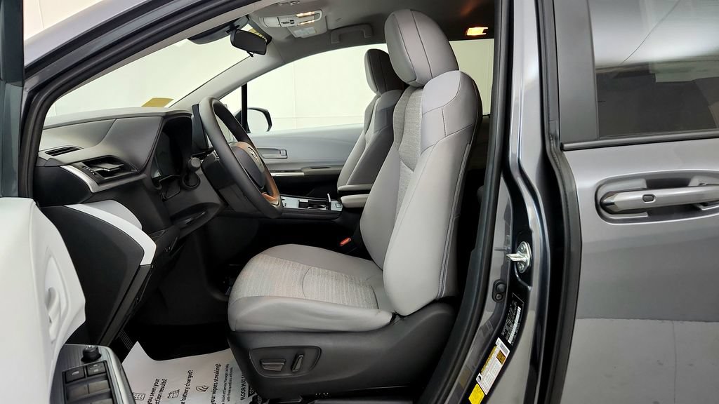 Certified 2025 Toyota Sienna LE AWD/4WD image 27