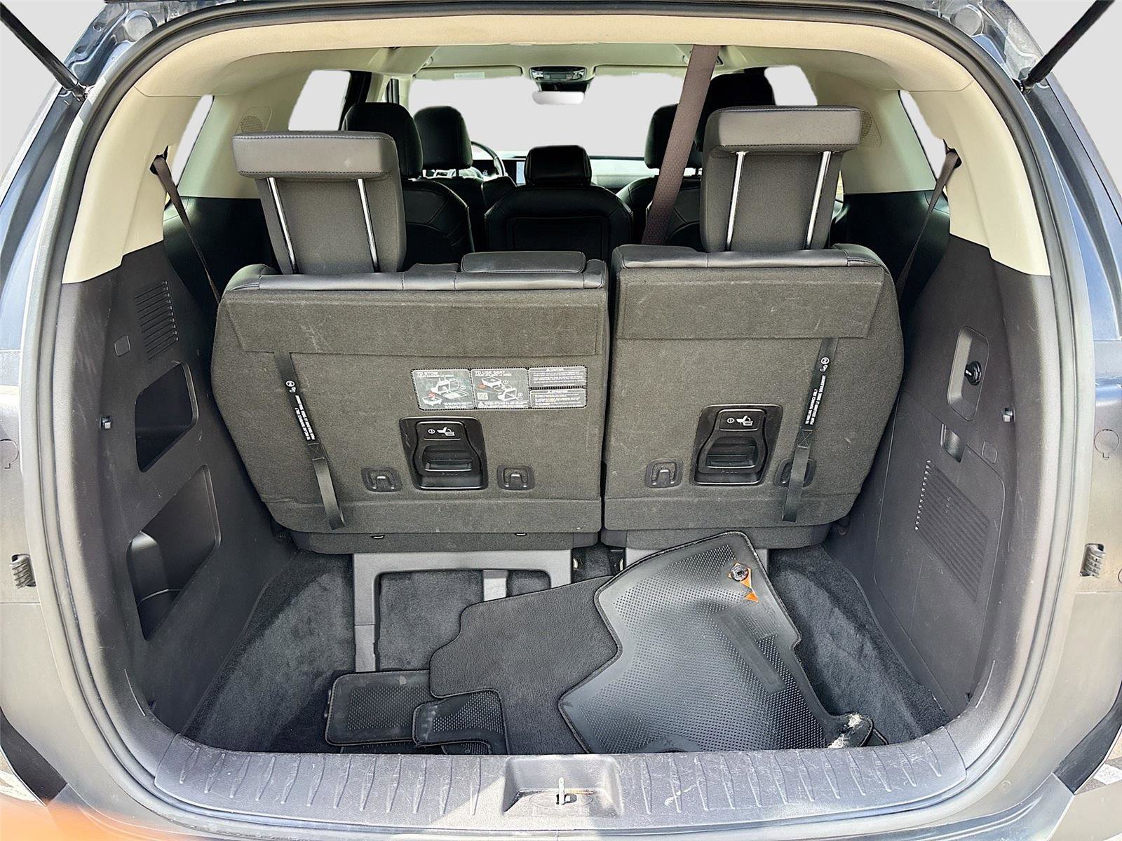 Used 2025 Kia Carnival FWD image 27
