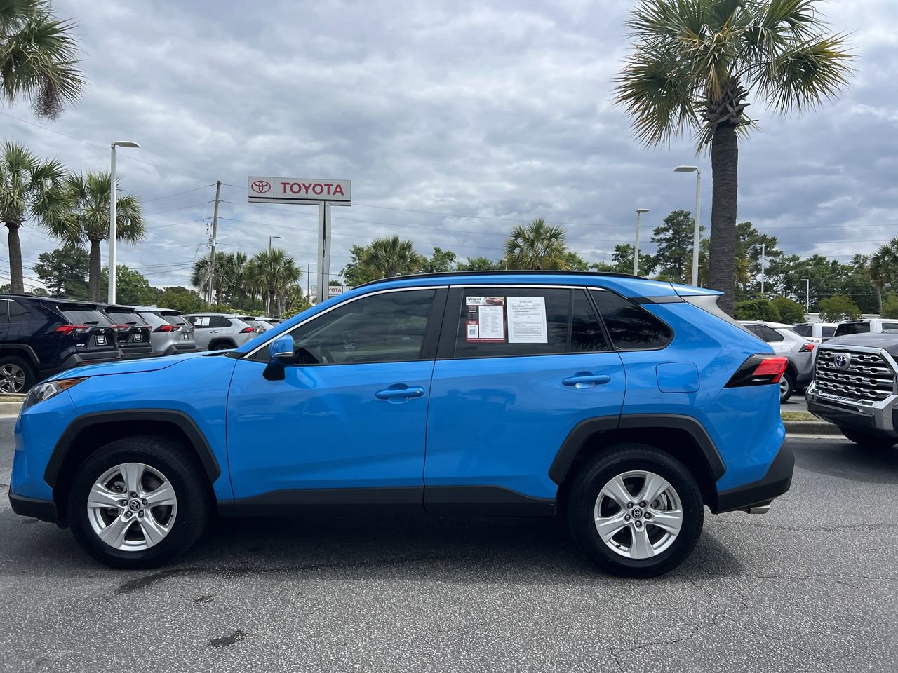 Used 2021 Toyota RAV4 XLE w/ Convenience Package FWD image 7