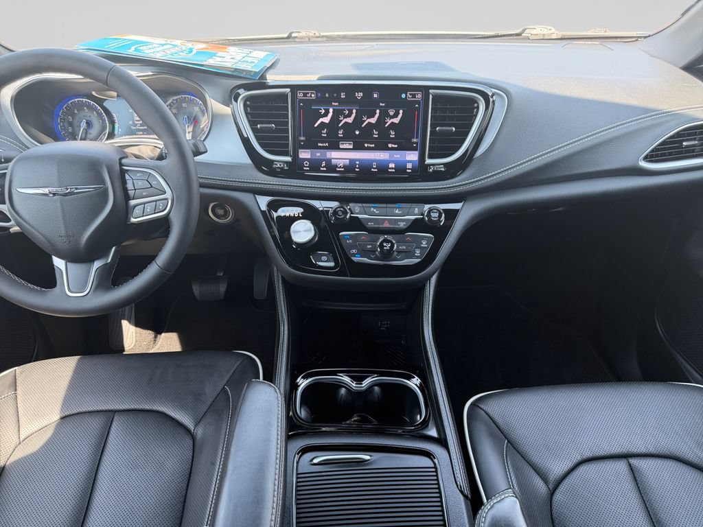 Used 2026 Chrysler Pacifica Limited FWD image 14