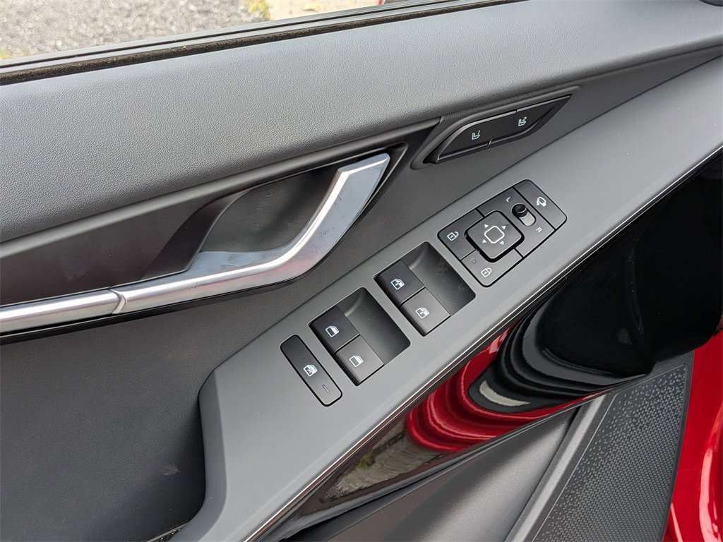 Used 2024 Kia Niro SX Touring image 11