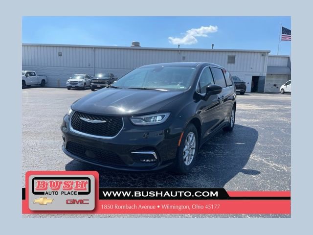Used 2023 Chrysler Pacifica Touring-L FWD image 1