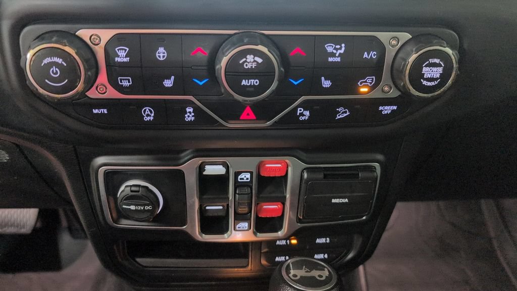 Used 2018 Jeep Wrangler Unlimited Sahara w/ Uconnect 4C Nav & Sound Group AWD/4WD image 14